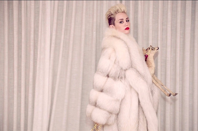miley-cyrus-we-cant-stop-3-fashion-650-430